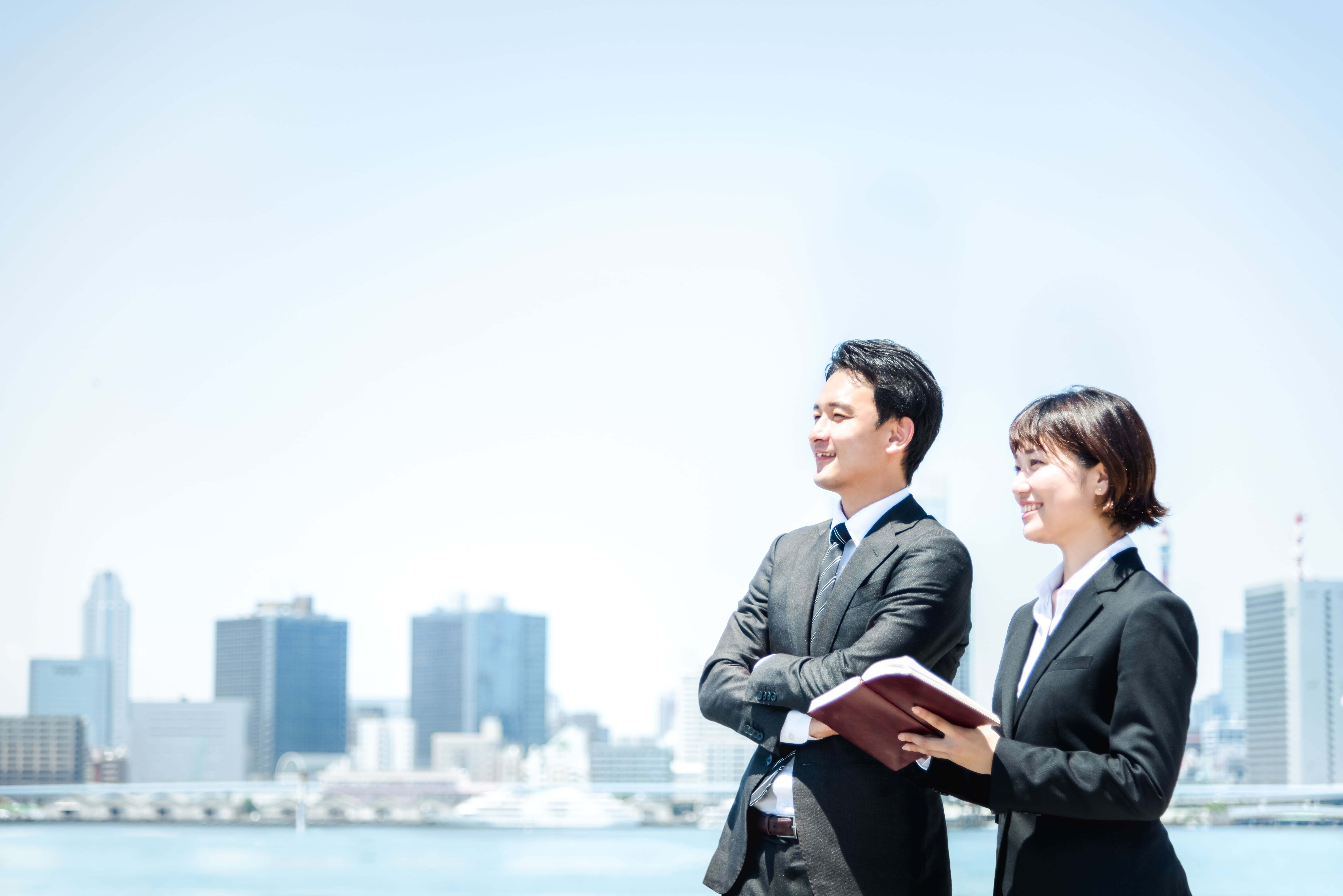 男女が外で景色を見ている様子